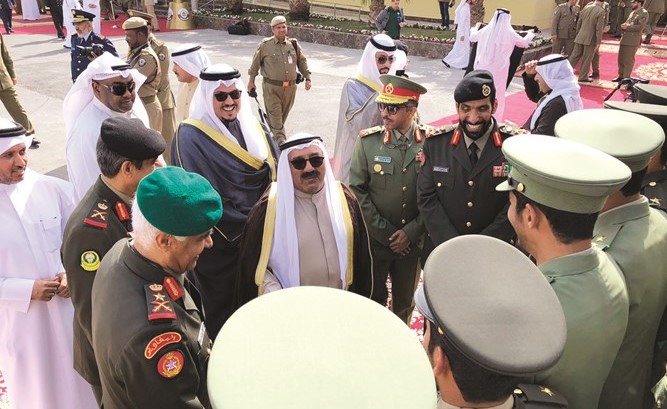 الشيخ ناصر صباح الأحمد ورئيس الأركان في حوار مع الطلبة الخريجين﻿