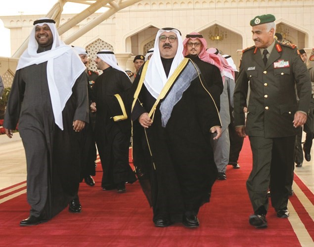 الشيخ ناصر صباح الأحمد والفريق الركن محمد الخضر والشيخ أحمد المنصور لدى عودة الوفد الكويتي﻿