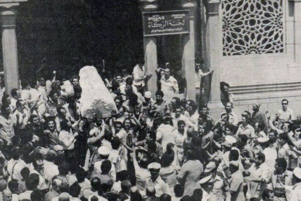 لقطة نادرة جدًا .. لحظة خروج جثمان رشدي أباظة من المسجد