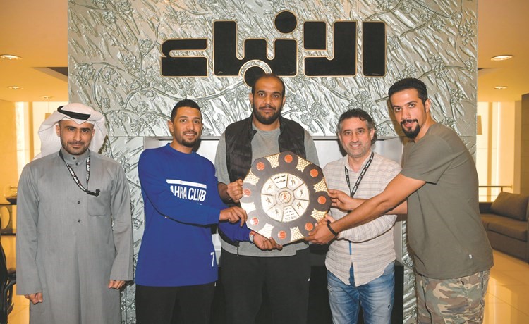 لاعبو سلة الجهراء أسعد النمر وفيصل ضاري واحمد فالح مع الزميلين سكرتير تحرير قسم الرياضة سمير بوسعد ويحيى حميدان 	(قاسم باشا)﻿