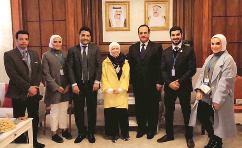 السفير شملان الرومي ود.إيمان القطان مع الطلبة المتسابقين﻿