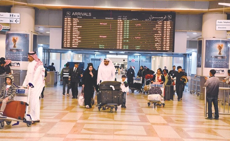 الآلاف عادوا إلى البلاد عقب قضاء العطلة في الخارج	(ريليش كومار)﻿