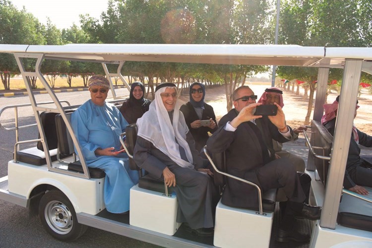السفير الأميركي والسفير عبدالعزيز الشارخ والسفيرة التركية ود.مصطفى بهبهاني والسفير العماني وجولة في المزرعة﻿