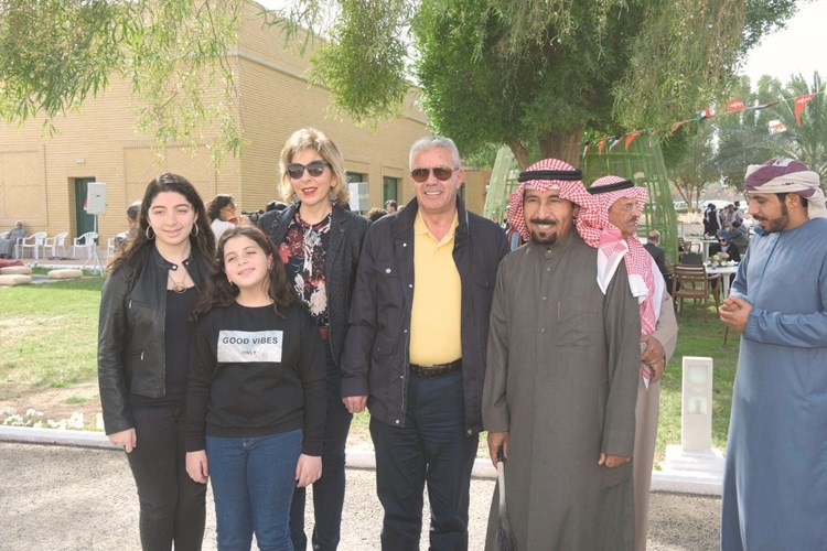 السفير الفلسطيني رامي طهبوب واسرته مع الشيخ علي الجابر﻿