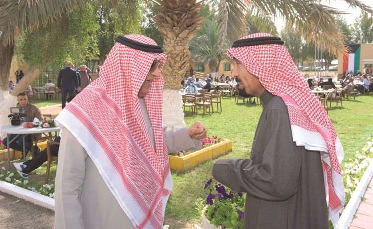 حديث بين الشيخ علي الجابر والسفير عبدالعزيز الشارخ	(محمد هنداوي)﻿