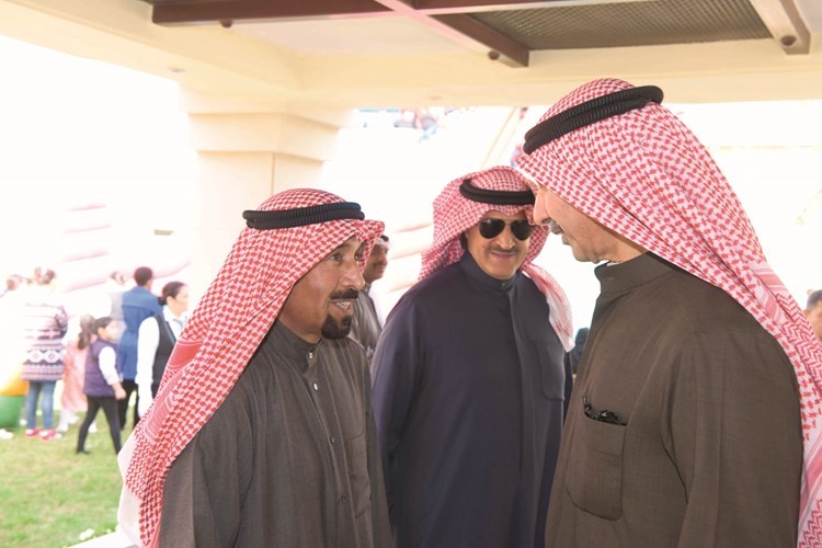 حديث ودي بين السفير مجدي الظفيري والشيخ علي الجابر والسفير ضاري العجران﻿