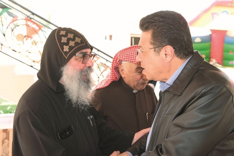السفير المصري طارق القوني مصافحا القمص بيجول الانبا بيشوي بحضور عمانويل غريب﻿