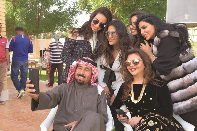 سيلفي يجمع الشيخ علي الجابر وزوجته وبناته﻿