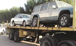 صورة أرشيفية لرفع سيارات مهملة من أحد الشوارع﻿