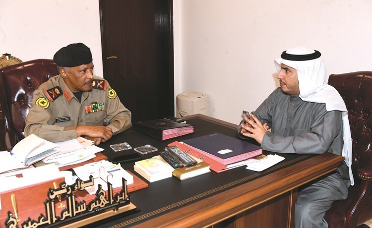 اللواء الركن ابراهيم العميري متحدثا إلى الزميل عبدالهادي العجمي 	(محمد هاشم)﻿