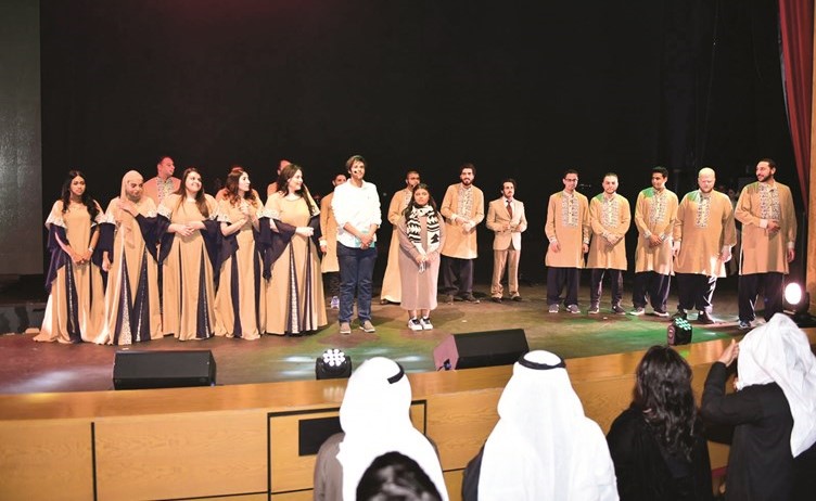 فريق عمل بين القاف والكاف يحيي الجمهور﻿