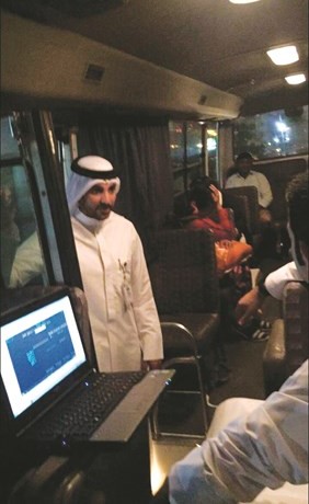 أحد ضباط العمالة المنزلية خلال الاستعلام عن الوافدات المضبوطات﻿