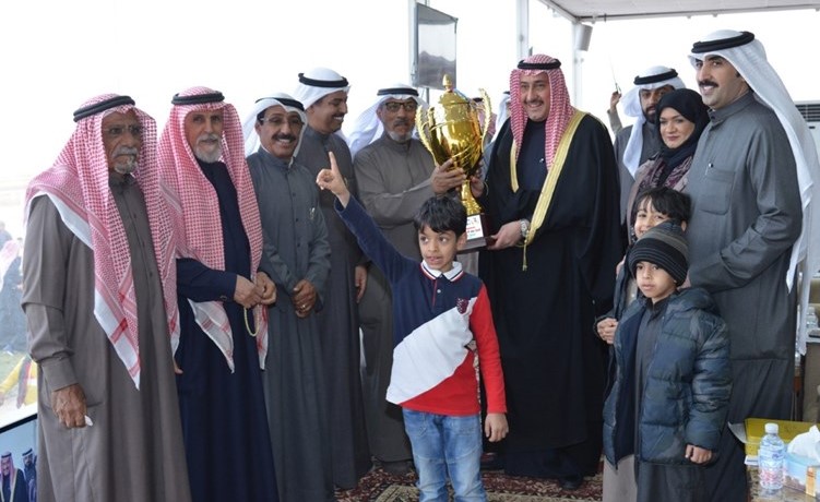 الشيخ فيصل الحمود يسلم الكأس للفائز باللقب ﻿