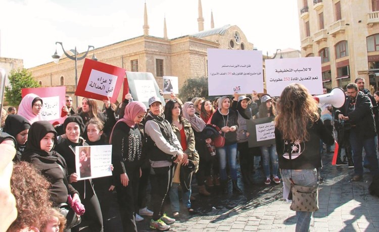حملة كفى عنفا خلال اعتصامها في ساحة النجمة امام المجلس النيابي بعنوان كفى عنف دون محاسبة بحق النساء في لبنان	(محمود الطويل)﻿