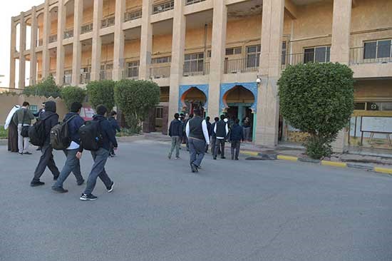 عدد من الطلاب خلال توجههم اليوم صباحا إلى مدرستهم (قاسم باشا) 