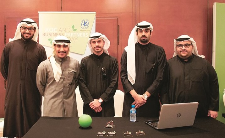 طلاب AUM جاسم الكندري ومحمد السويلم وطاهر نقي ومشاري الكندري وخليفة البذالي الذين قدموا مشروع الروبوت لكشف التسرب﻿
