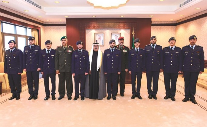 الشيخ ناصر صباح الأحمد والفريق الركن محمد الخضر والفريق الركن عبدالله النواف مع الضباط المرقين ﻿