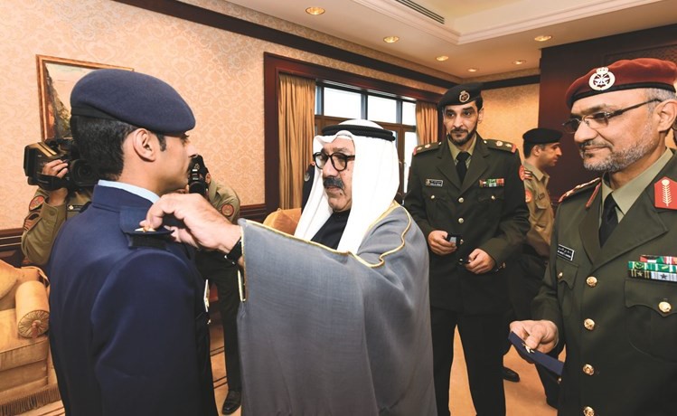 الشيخ ناصر صباح الأحمد يقلد أحد الضباط رتبته﻿