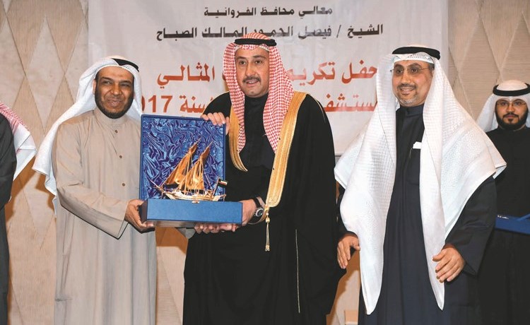 د.حمود الزعبي ود.مهدي الفضلي يكرمان الشيخ فيصل الحمود﻿
