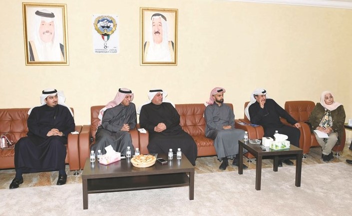 د.مبارك الجافور متوسطا الحضور خلال اللقاء		(متين غوزال)﻿