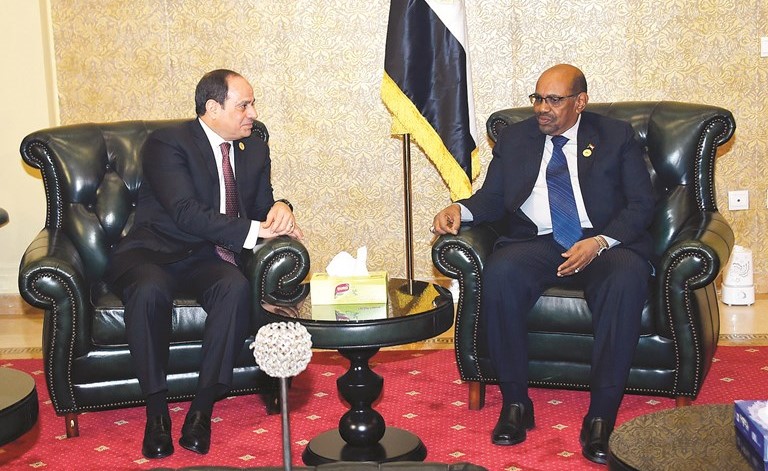 الرئيس عبدالفتاح السيسي خلال لقائه بنظيره السوداني عمر البشير في أديس أبابا﻿
