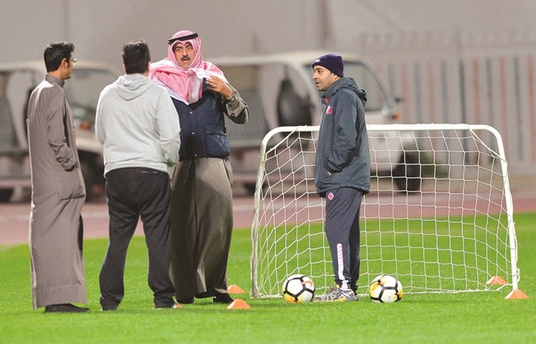 رئيس نادي الكويت عبدالعزيز المرزوق خلال حضوره التدريبات﻿
