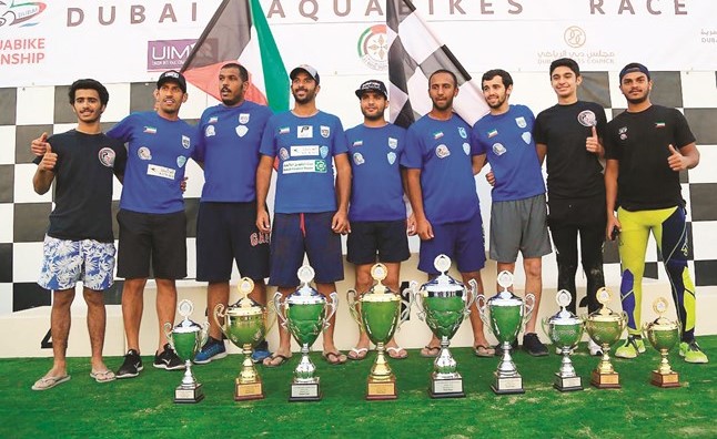 أبطال المنتخب الوطني على منصة التتويج عقب التتويج﻿