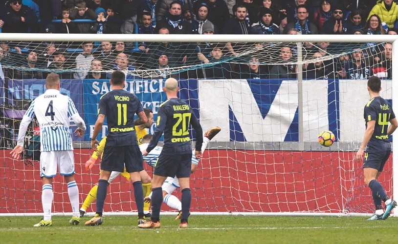 كرة لاعب سبال البرتو بالوسكي في شباك إنتر ميلان 	(رويترز)﻿