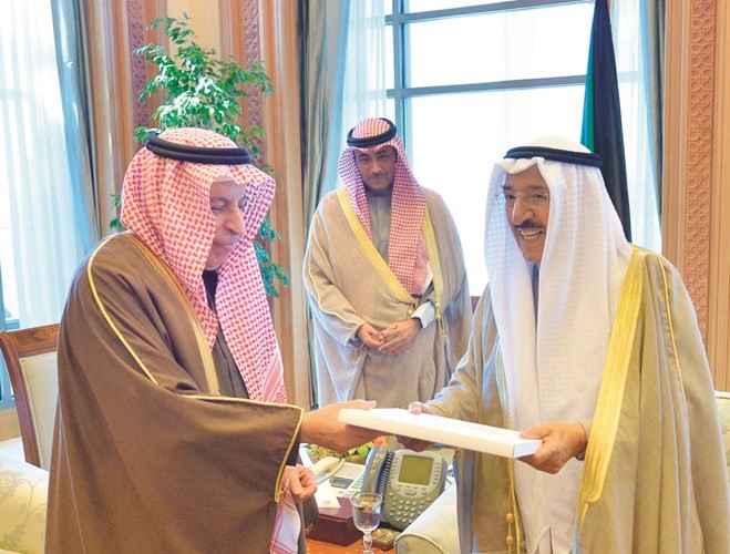 صاحب السمو الأمير الشيخ صباح الأحمد أثناء استقباله سفير المملكة العربية السعودية الشقيقة لدى الكويت د.عبدالعزيز الفايز ﻿