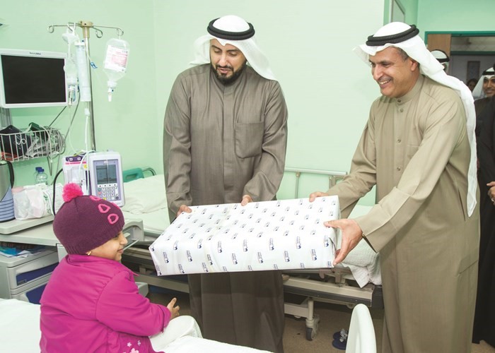 الشيخ د. باسل الصباح وعصام الصقر يوزعان الهدايا على الأطفال خلال زيارة الوزير إلى مستشفى البنك الوطني﻿