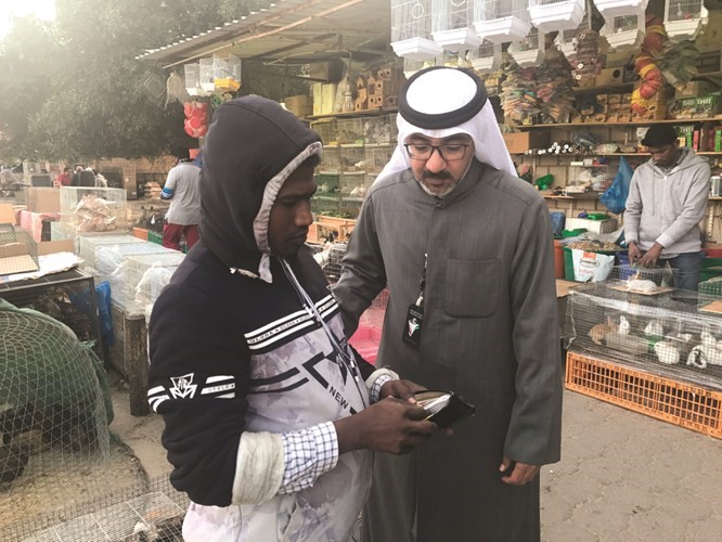 التأكد من بيانات الهوية بعد مناورة المفاوضات على الشراء من إحدى البسطات﻿