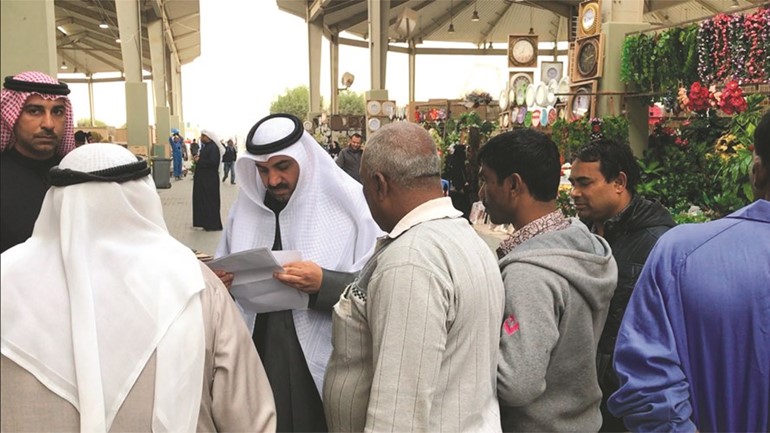 عبدالله المطوطح ومحمد الظفير وعدد من المفتشين في بداية حملتهم بسوق الجمعة﻿