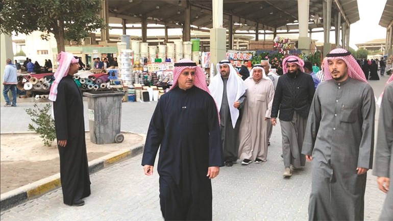 عبدالله المطوطح ومحمد الظفير وعدد من المفتشين في بداية حملتهم بسوق الجمعة﻿