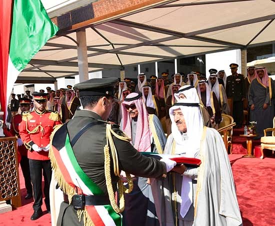 صاحب السمو الأمير متسلما علم الكويت﻿