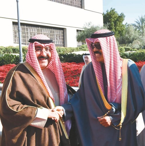  ﻿الشيخ مشعل الأحمد مصافحا سمو ولي العهد الشيخ نواف الأحمد﻿