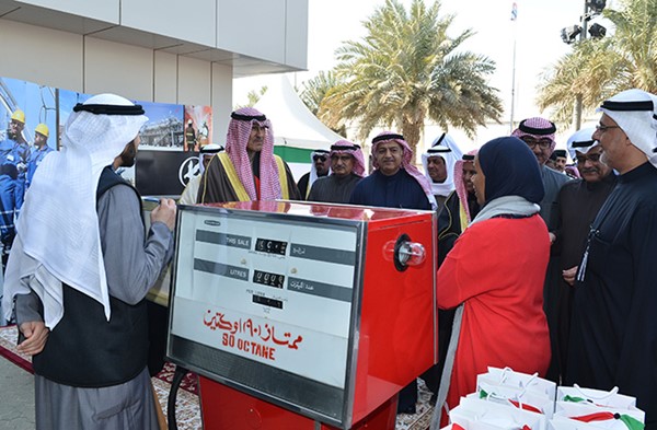 محافظ الأحمدي يرفع علم دولة الكويت إيذانا ببدء الاحتفالات الوطنية