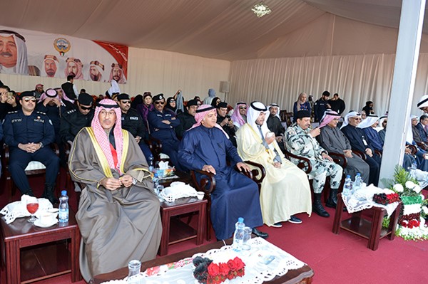 محافظ الأحمدي يرفع علم دولة الكويت إيذانا ببدء الاحتفالات الوطنية