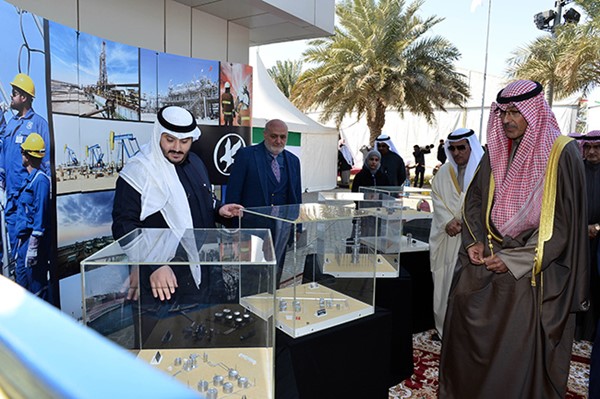 محافظ الأحمدي يرفع علم دولة الكويت إيذانا ببدء الاحتفالات الوطنية
