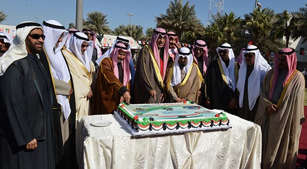محافظ الأحمدي يرفع علم دولة الكويت إيذانا ببدء الاحتفالات الوطنية