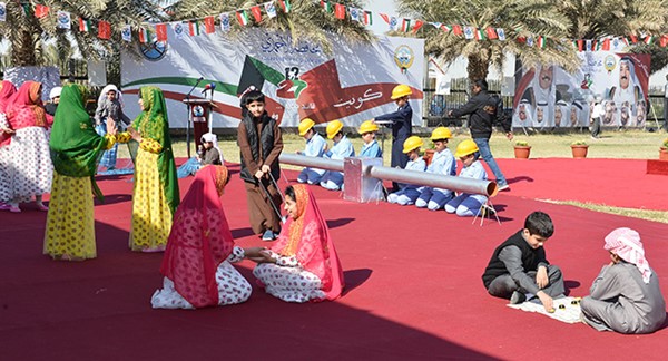 محافظ الأحمدي يرفع علم دولة الكويت إيذانا ببدء الاحتفالات الوطنية
