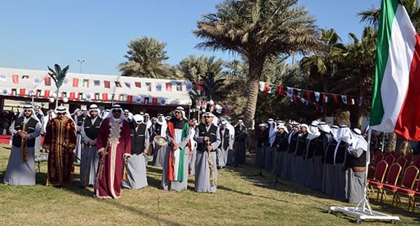محافظ الأحمدي يرفع علم دولة الكويت إيذانا ببدء الاحتفالات الوطنية