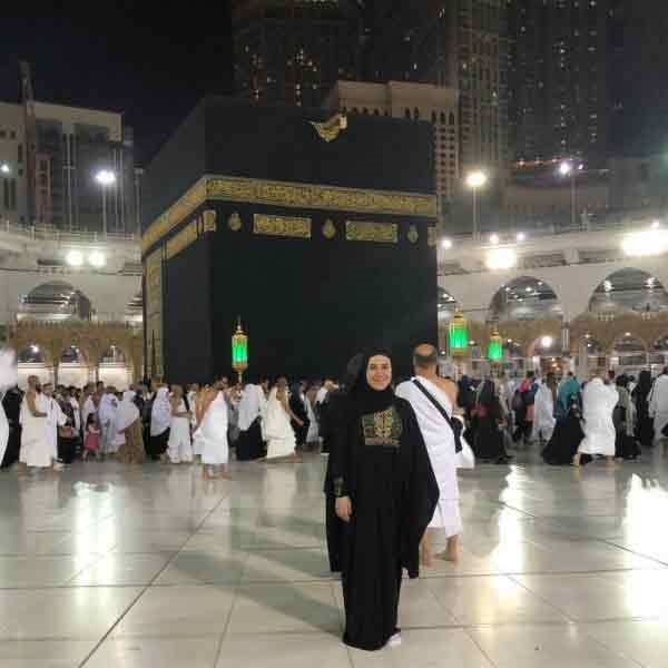 صورة شيري عادل تؤدي مناسك العمرة في أول ظهور لها بعد تعرضها لحادث سير مروع