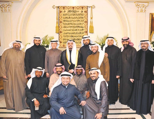 لقطة تذكارية للمعرس يوسف التنيب مع الأصدقاء﻿