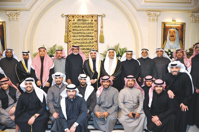 المعرس يوسف عبدالله التنيب متوسطا الأهل في لقطة تذكارية ﻿