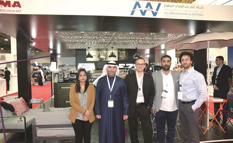 علي المطوع متوسطا عددا من موظفي شركة علي عبدالوهاب المطوع التجارية﻿