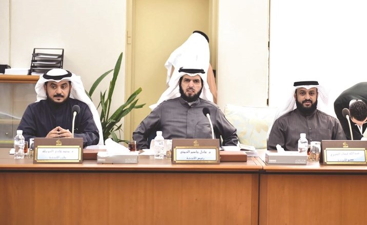 عبدالله فهاد ود.عادل الدمخي ود. محمد الحويلة خلال اجتماع لجنة البيئة أمس ﻿