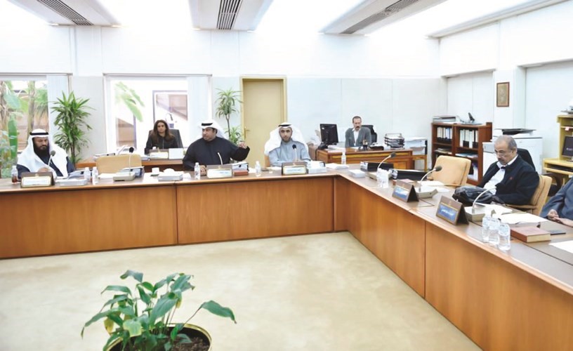 محمد الدلال والحميدي السبيعي ومحمد هايف خلال اجتماع اللجنة التشريعية أمس ﻿