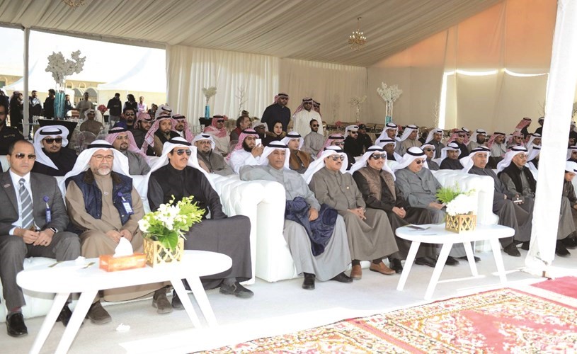 المستشار جمال الجلاوي وكبار الحضور خلال الاحتفال بمراسم رفع العلم ﻿