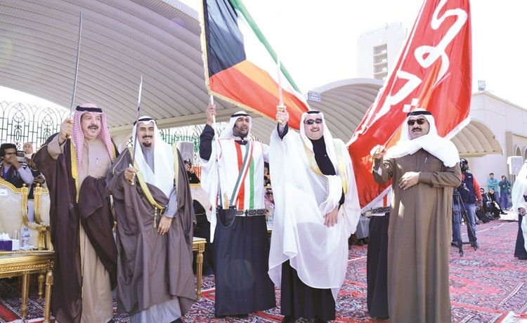 الشيخ فيصل الحمود يؤدي العرضة خلال احتفال محافظة الفروانية برفع العلم﻿