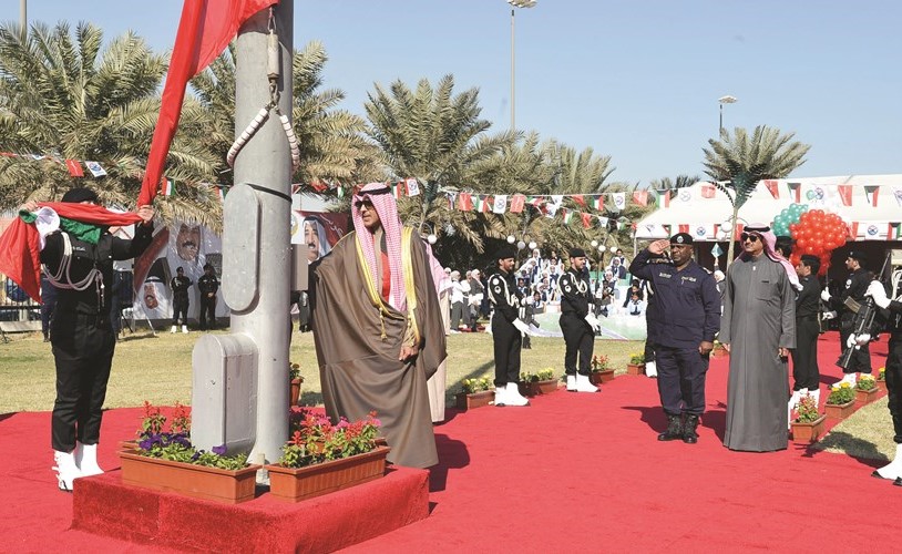 الشيخ فواز الخالد خلال رفع علم الكويت في الأحمدي﻿